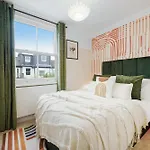 London Acton - Hot Tub, Cinema & Gaming Room
