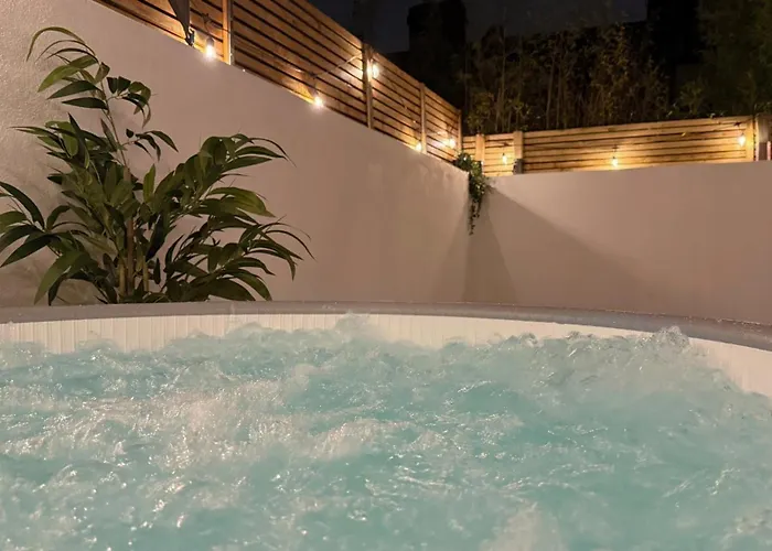 London Acton - Hot Tub, Cinema & Gaming Room