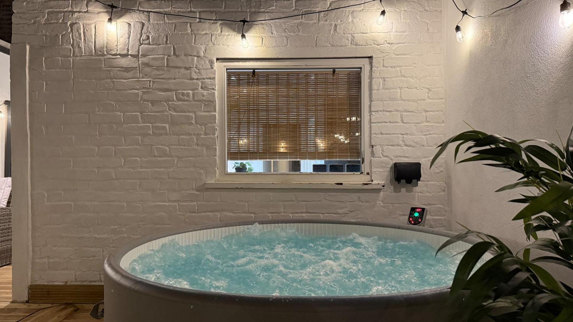 Acton - Hot Tub, Cinema & Gaming Villa Londra