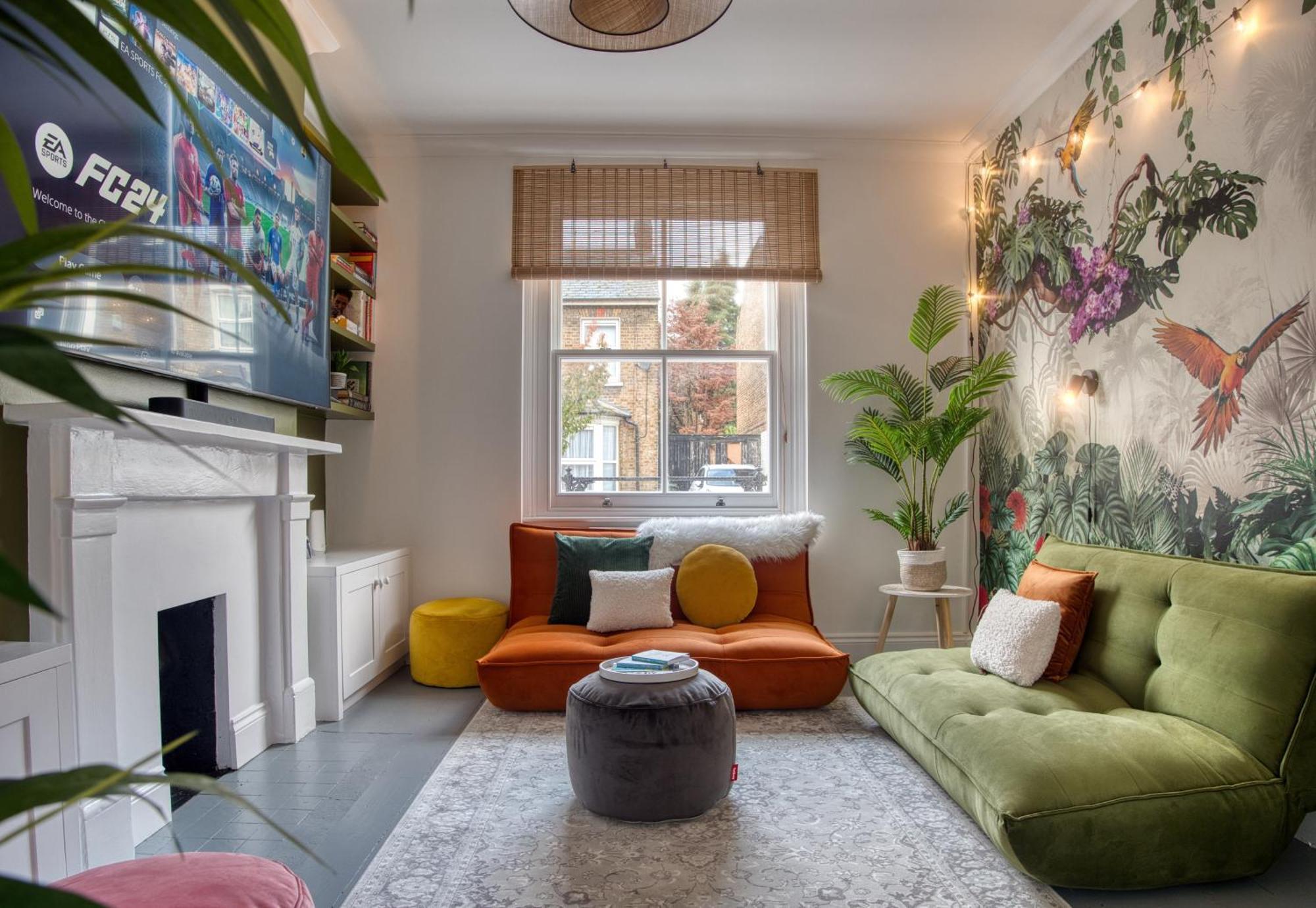 Acton - Hot Tub, Cinema & Gaming Villa Londra