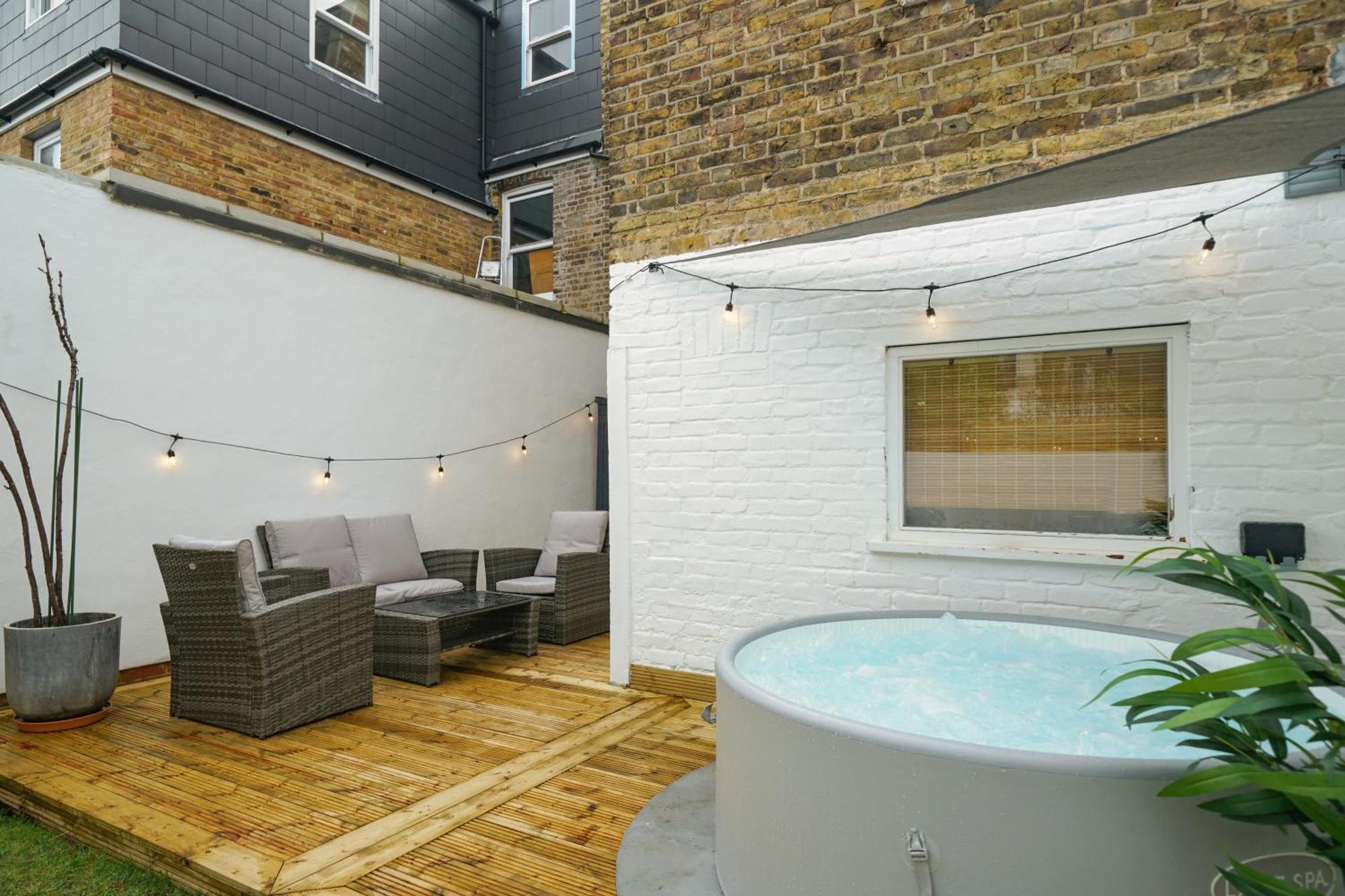 Acton - Hot Tub, Cinema & Gaming *