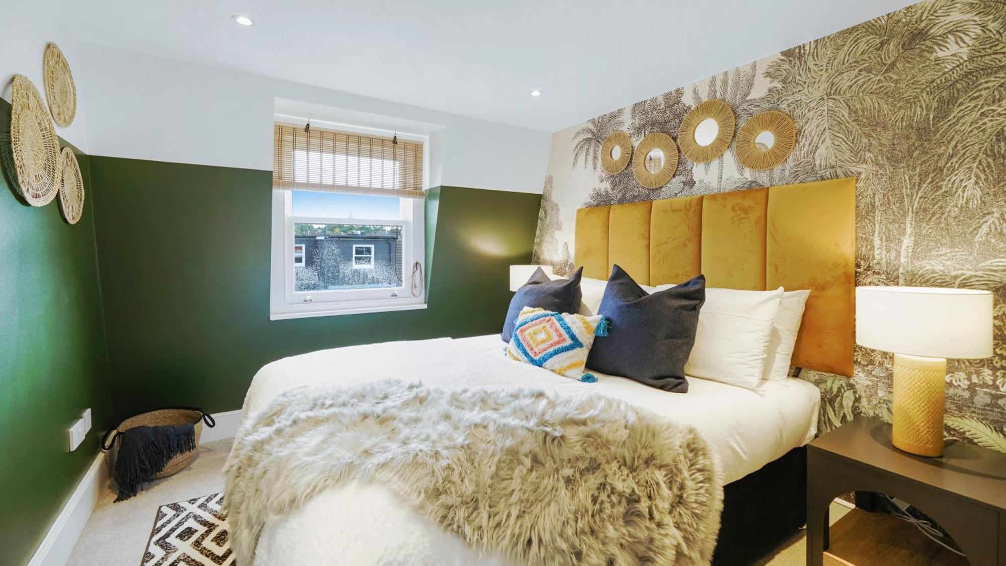 Acton - Hot Tub, Cinema & Gaming Villa