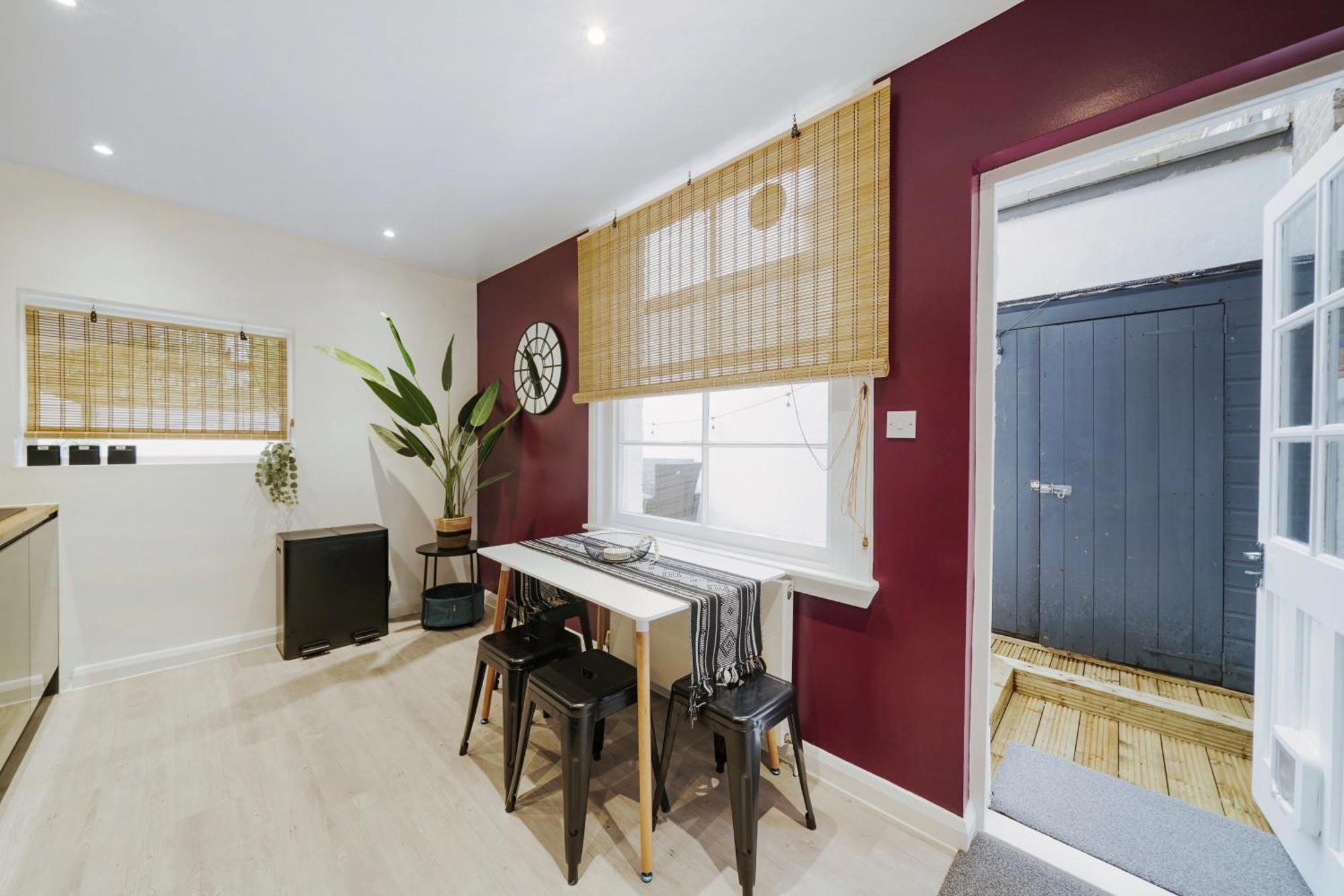 Acton - Hot Tub, Cinema & Gaming Villa *
